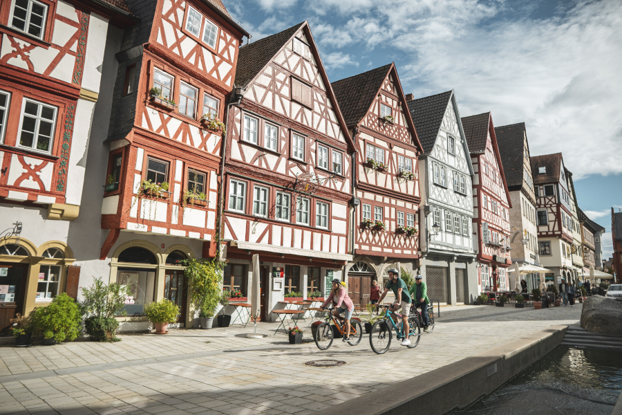 Ortansicht Ochsenfurt mit Radler - Foto Atelier ZUDEM
