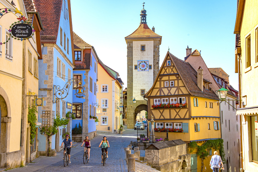 drei Radfahrer vor den Fachwerkhäusern Rothenburgs
