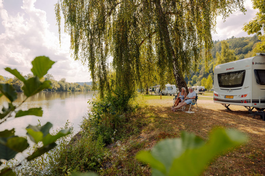 W_Aeltere paar sitzt am Fluss_2